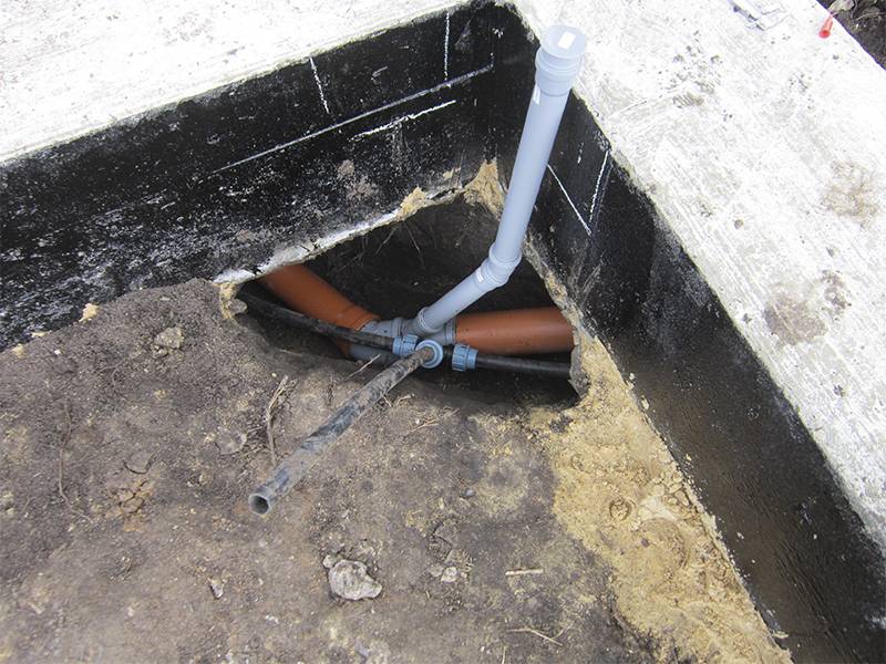 Как завести канализационную трубу под фундамент