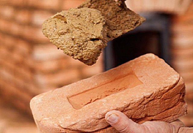 Как приготовить глиняный раствор для кладки кирпича: пропорции