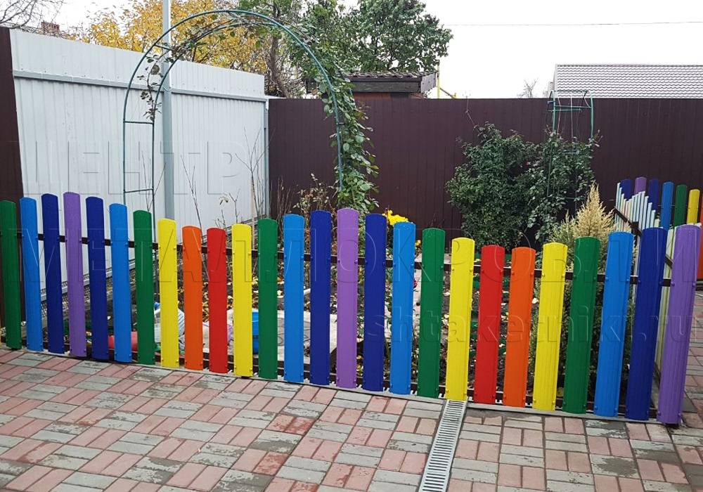 Чем лучше покрасить деревянный забор