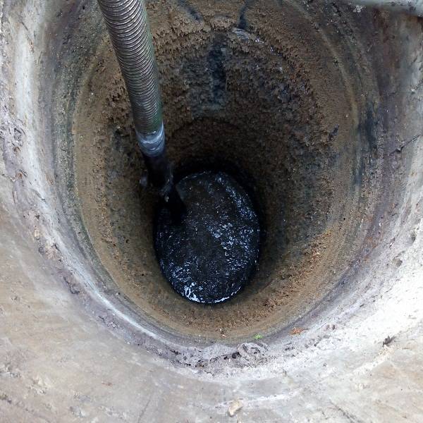 Как очистить выгребную яму без откачки и с откачкой: способы очистки