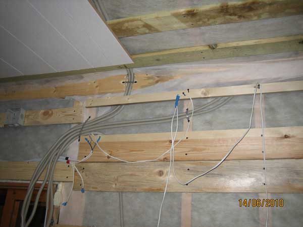 Отделка потолка пластиковыми панелями — обшивка, как обшить потолок пластиком своими руками, отделка потолка пвх панелями