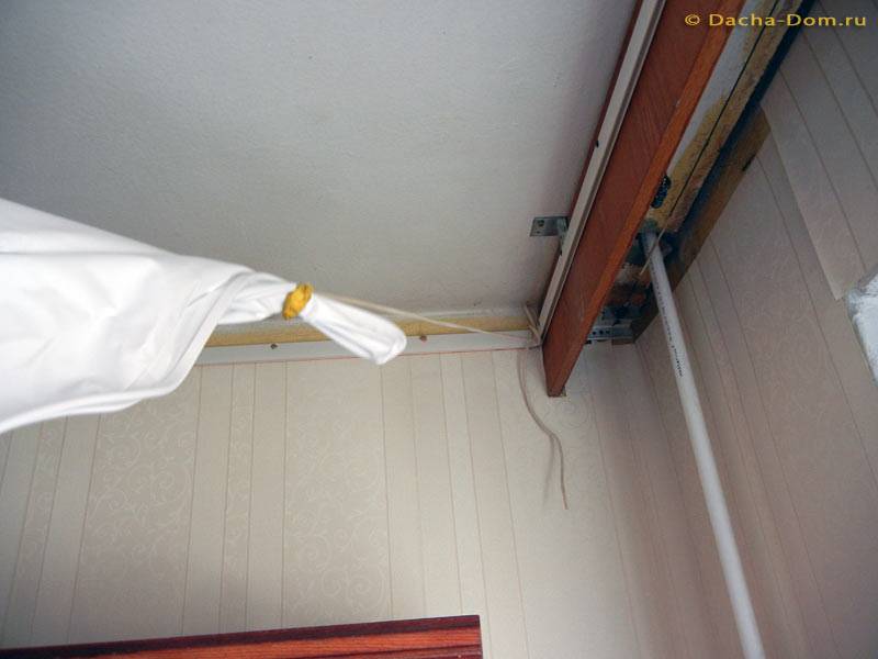 Как правильно клеить потолочный плинтуса на натяжные потолки