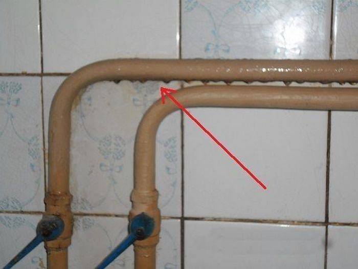Конденсат на трубах холодной воды в туалете: что делать