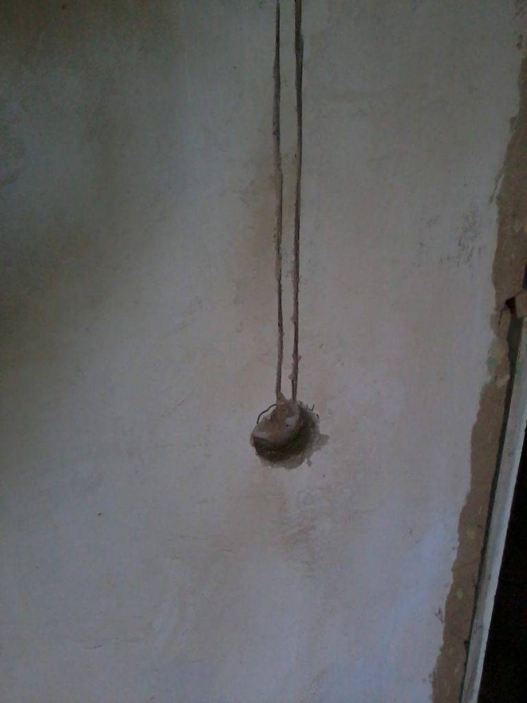 Как перенести выключатель чтобы не пришлось штробить стену
