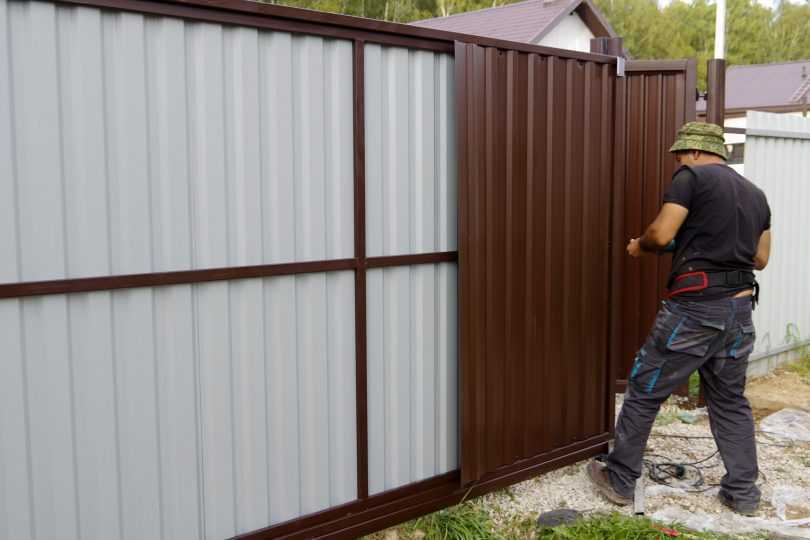 Забор из сайдинга: видео-инструкция по монтажу металлосайдинга под бревно своими руками, цена, фото