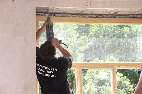 Установка пластиковых окон в деревянном доме своими руками: особенности установки, инструкция, видео