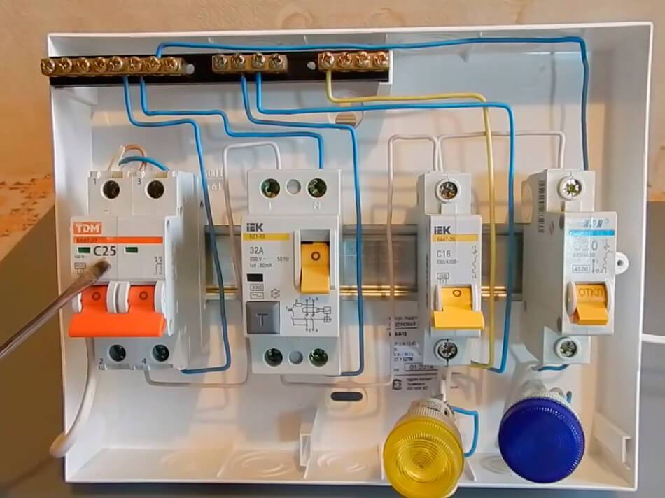 3 правила как заменить автомат под напряжением и без - ошибки при установке и подключении выключателя в этажном щитке.