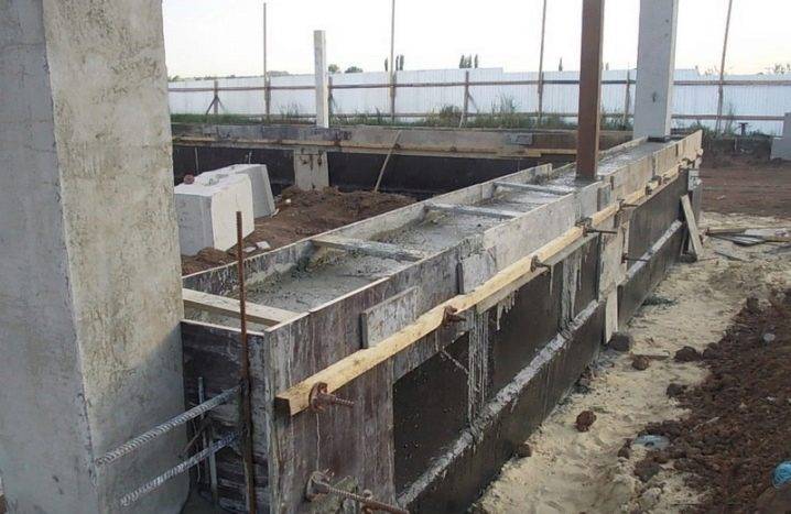 Фундаментные балки — особенности и сфера их применения