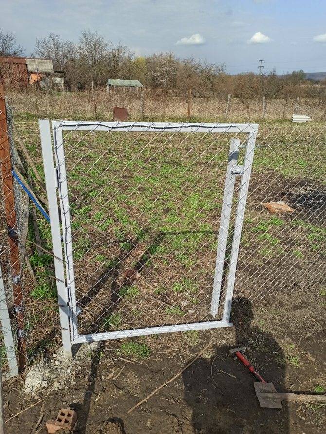 Забор из сетки рабицы своими руками: пошаговая инструкция