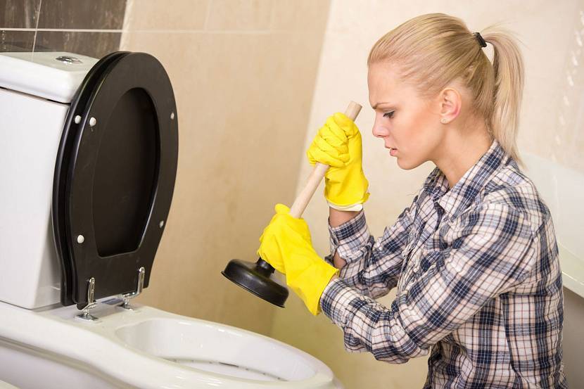 Профилактика засоров и очистка канализации в частном доме своими руками: обзор средств и способов