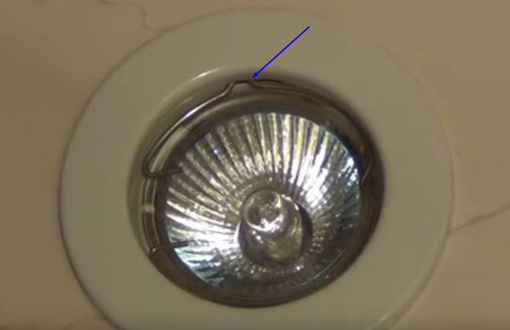 Как заменить галогенную лампу в точечном светильнике