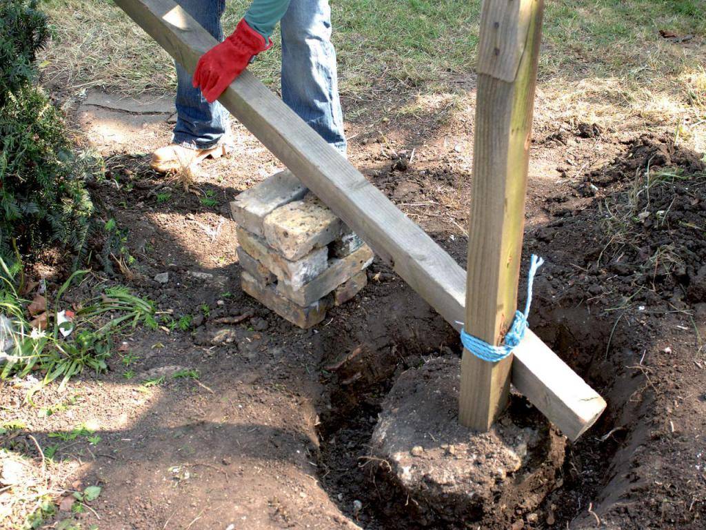 Чем обработать столбы для забора из дерева, чтобы они не сгнили от влаги в земле: пропитка