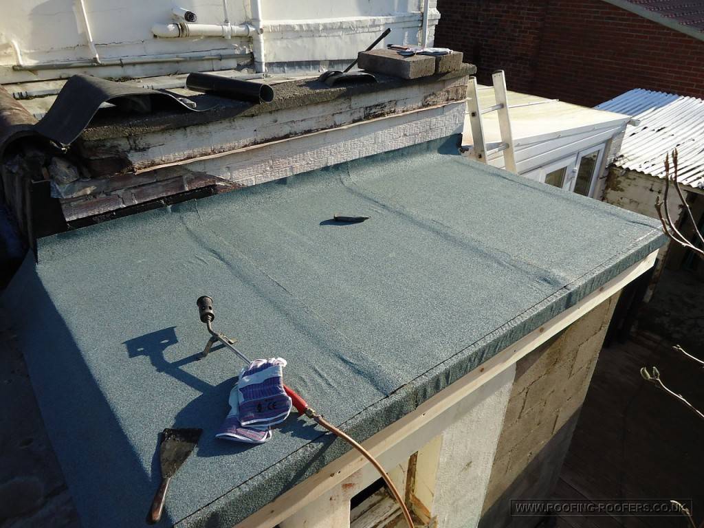 Чем и как правильно покрыть крышу гаража своими руками: пошаговая инструкция, видео