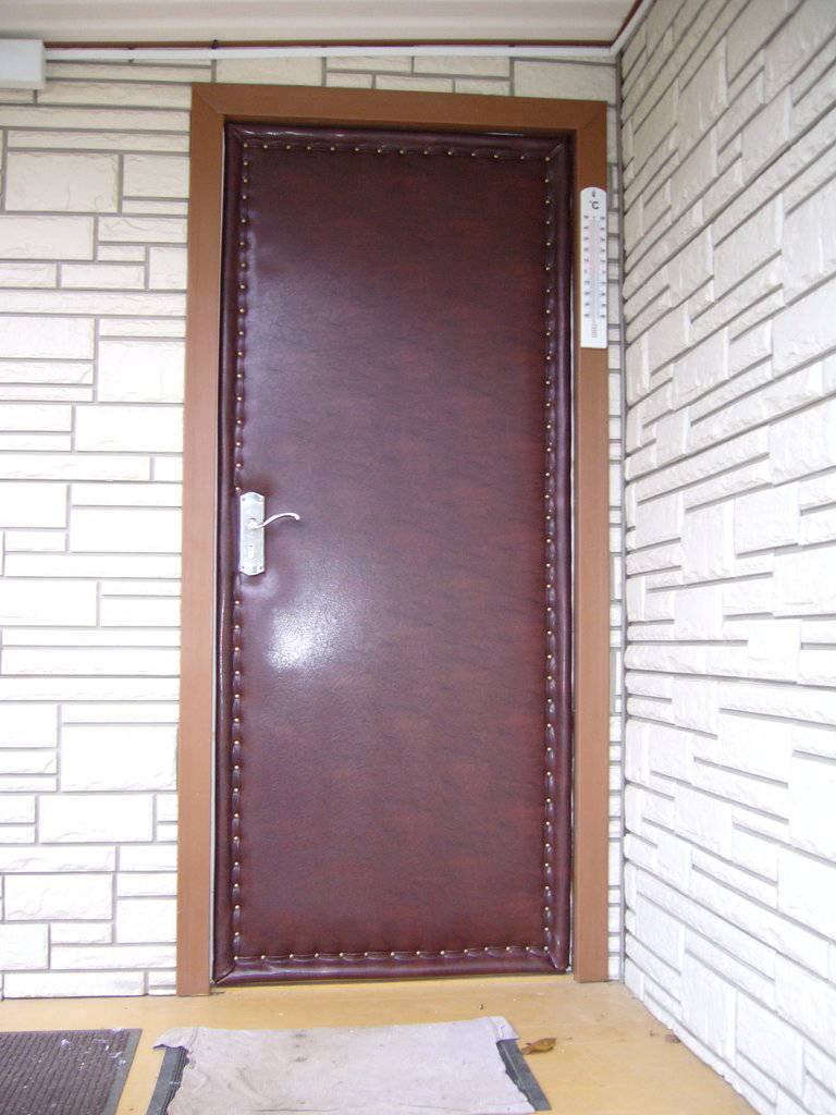 Выполнение отделки входной двери: различные виды материалов