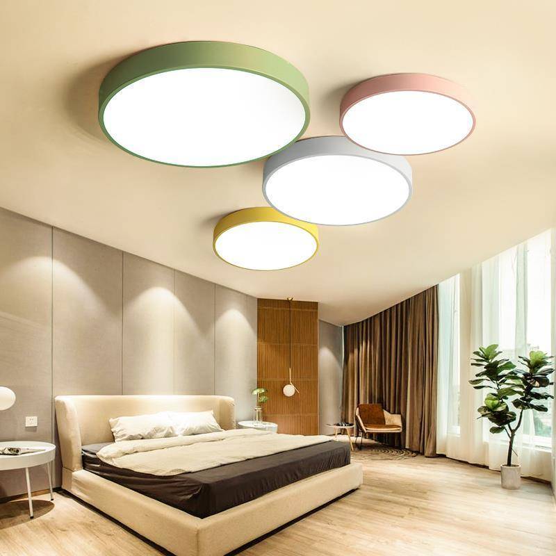 Как расположить светильники на натяжном потолке: споты, лампочки, расположение в зале, спальне, на кухне, варианты размещения, схема
