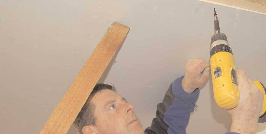 Как отремонтировать потолок собственноручно